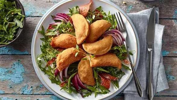 Portugalskie rissois mięsne z sałatką z rukoli i orzechów włoskich