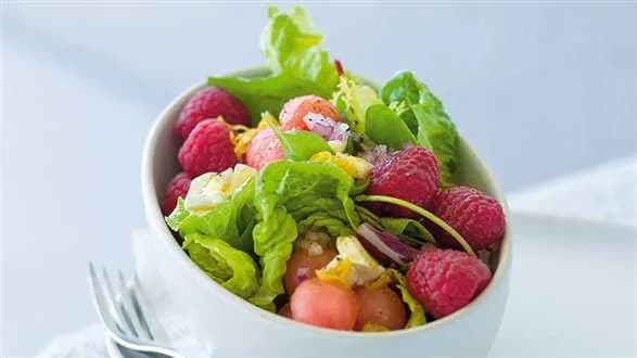 Letnia sałatka z arbuzem i dressingiem cytrynowym