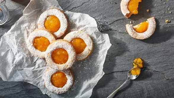 Włoskie ciastka z migdałami i konfiturą brzoskwiniową