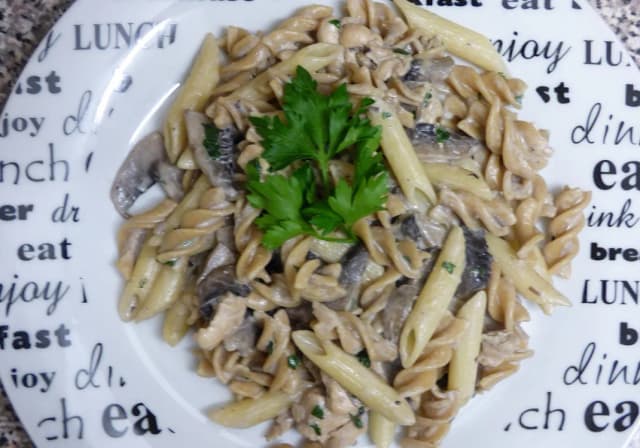 Pyszny makaron penne z kurczakiem i pieczarkami w sosie śmietanowym