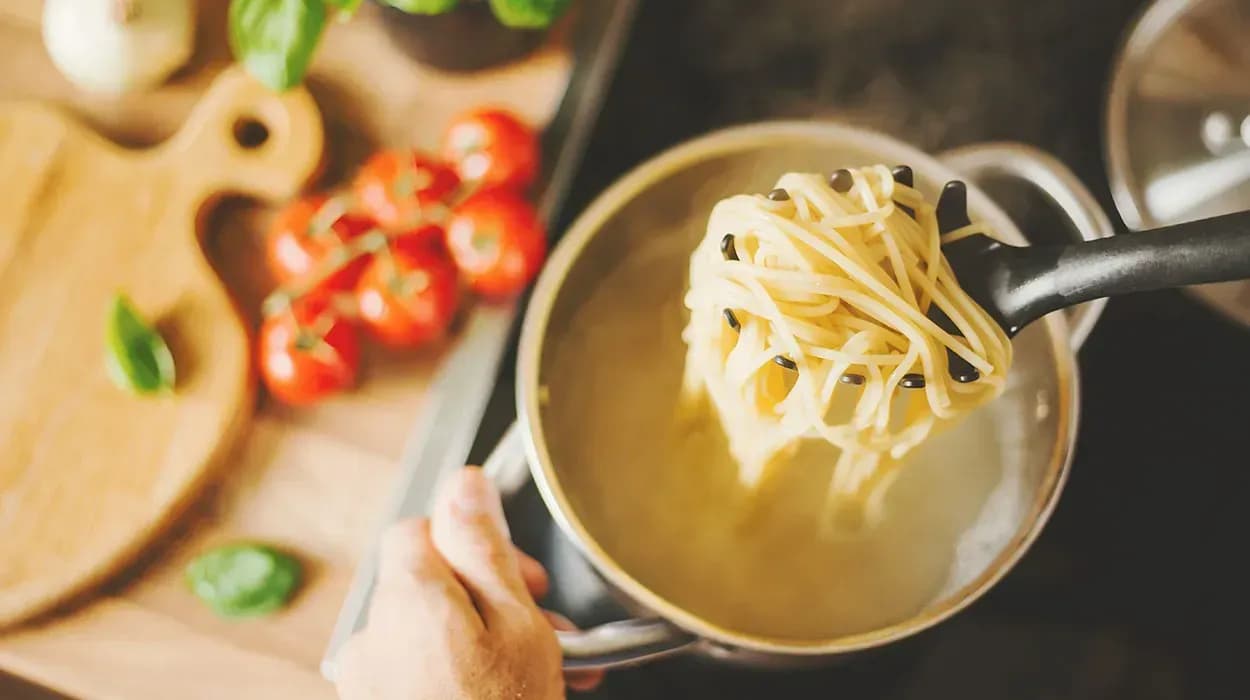 Ile się gotuje makaron? Odkryj czasy gotowania dla każdego rodzaju