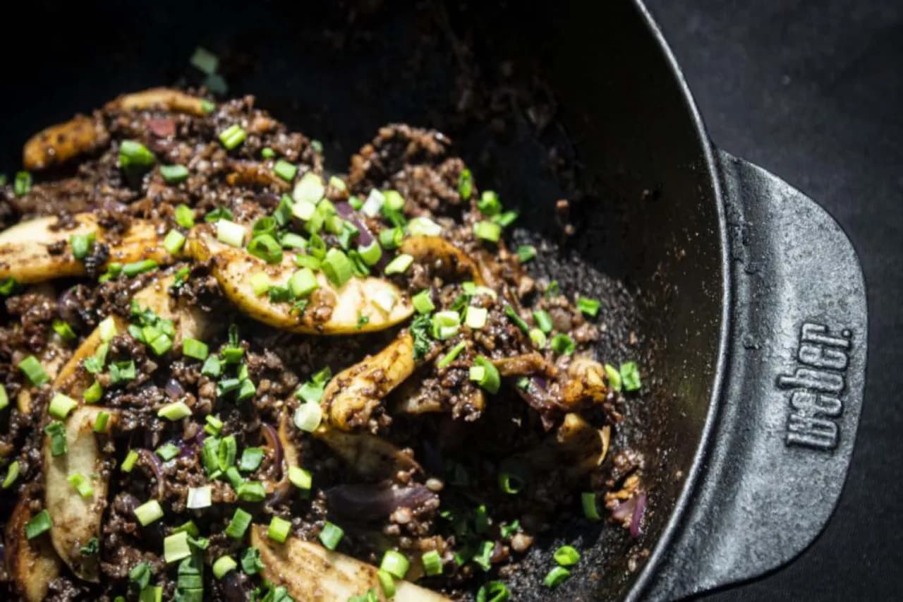 Czym doprawić kaszankę, aby zaskoczyć smakiem i aromatem?