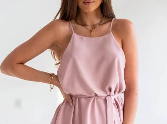 Ramiączka spaghetti: jak je nosić i stylizować w modzie?