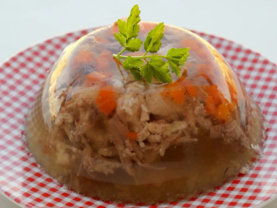 Jak zrobić galaretkę z nóżek i golonki – prosty przepis na smaczną przystawkę