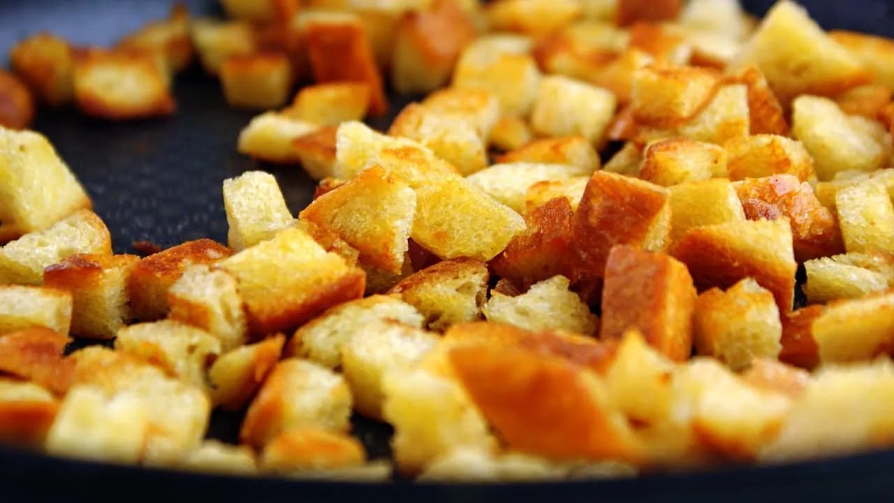 Jak zrobić grzanki z chleba tostowego na patelni w 5 prostych krokach