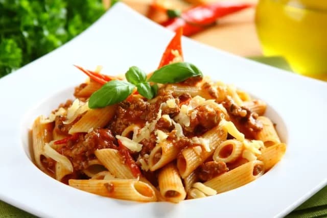 Pyszny makaron penne z sosem bolognese – prosta receptura na obiad
