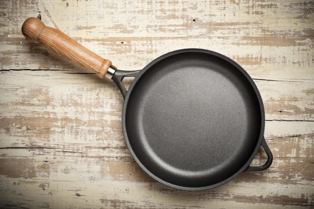 Jak wyczyścić patelnię teflonową w środku bez uszkodzeń?