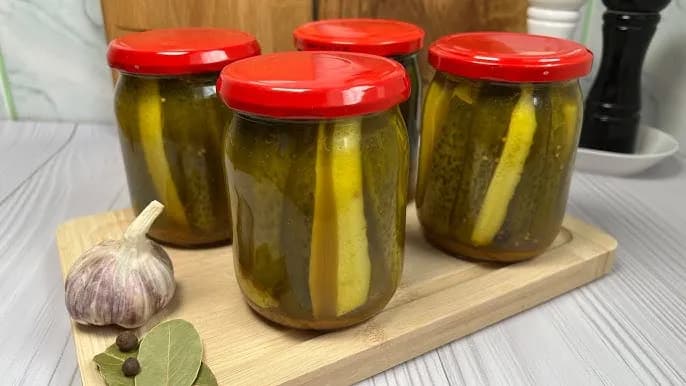 Jak zrobić pikle w curry: przepis na aromatyczne ogórki w słoiku