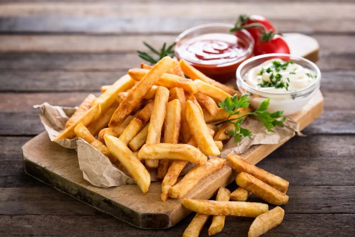 Co pasuje do frytek? Odkryj najlepsze dodatki i sosy do frytek