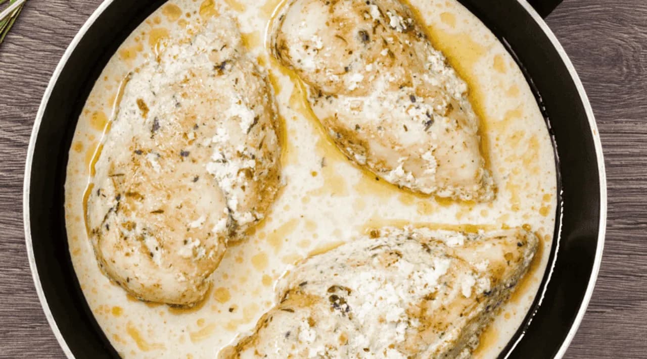 Jak zrobić najlepszy sos śmietanowy do kurczaka: prosty przepis
