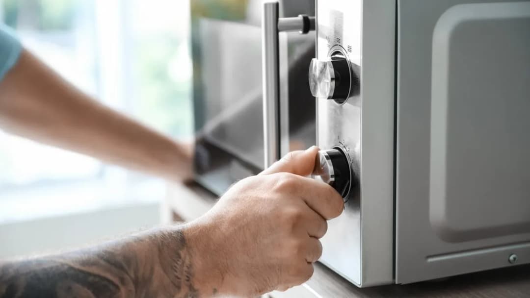 Czego nie podgrzewać w mikrofali: 10 produktów i alternatywy