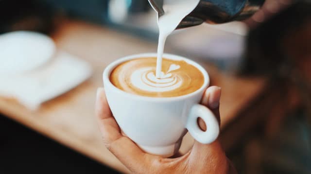 Jak zrobić kawę latte w domu - proste kroki i smaczne triki