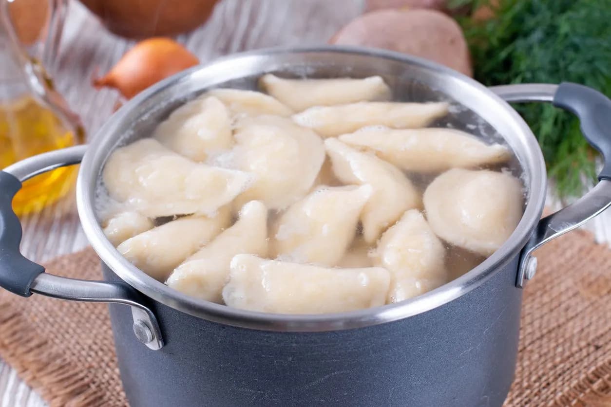 Jak długo gotuje się pierogi? Sekrety idealnej konsystencji