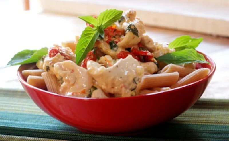 Prosty przepis na penne z suszonymi pomidorami i kurczakiem w 30 minut