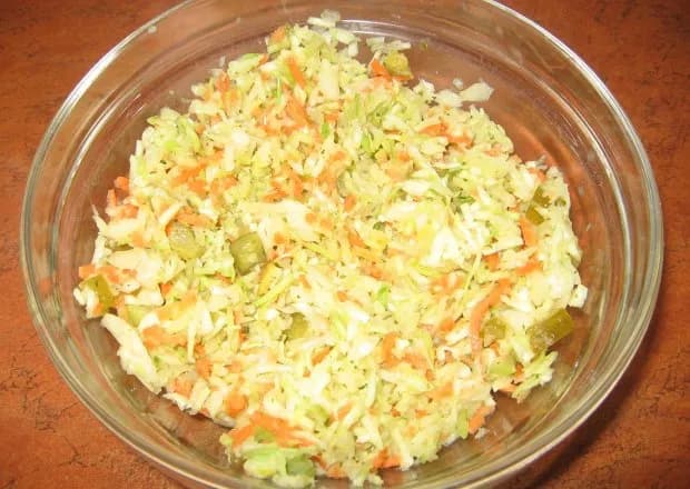 Jaką surówkę do łososia wybrać, by zachwycić smakiem?