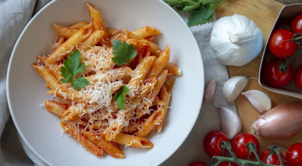 Makaron w sosie pomidorowym: przepis na pyszne danie krok po kroku