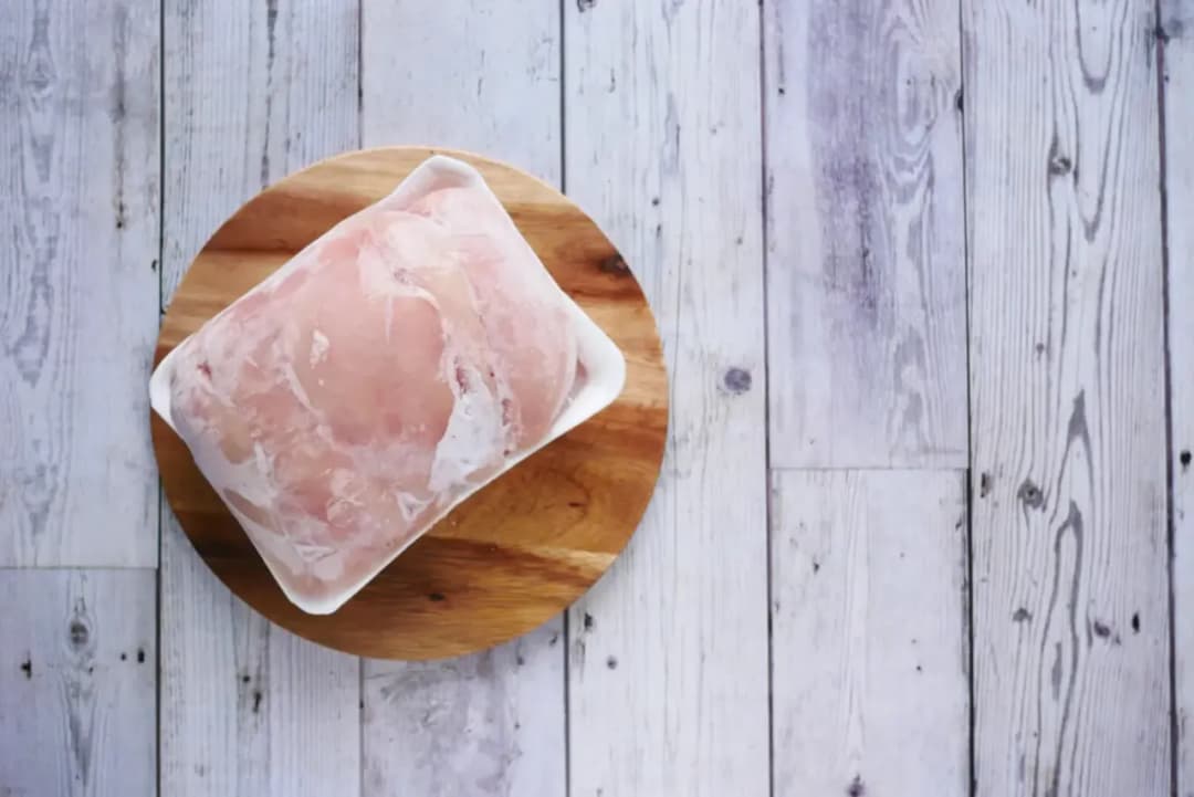 Jak szybko i bezpiecznie rozmrozić kurczaka w mikrofalówce bez ryzyka