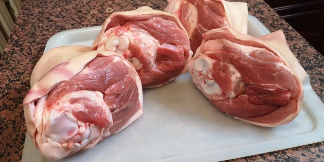 Jak podgrzać golonkę z Biedronki w piekarniku, aby była soczysta?