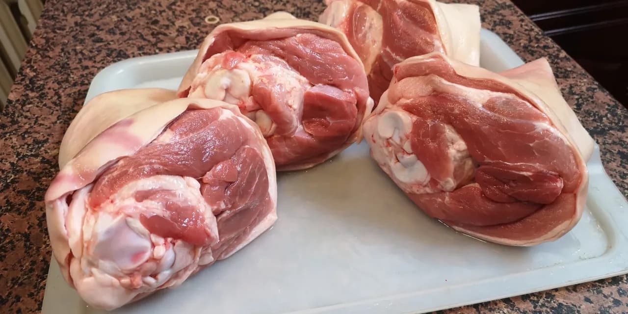 Jak podgrzać golonkę z Biedronki w piekarniku, aby była soczysta?