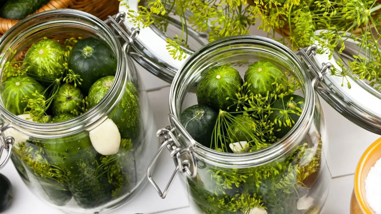 Jak układać ogórki do kiszenia: Prosty przepis na chrupiące przetwory