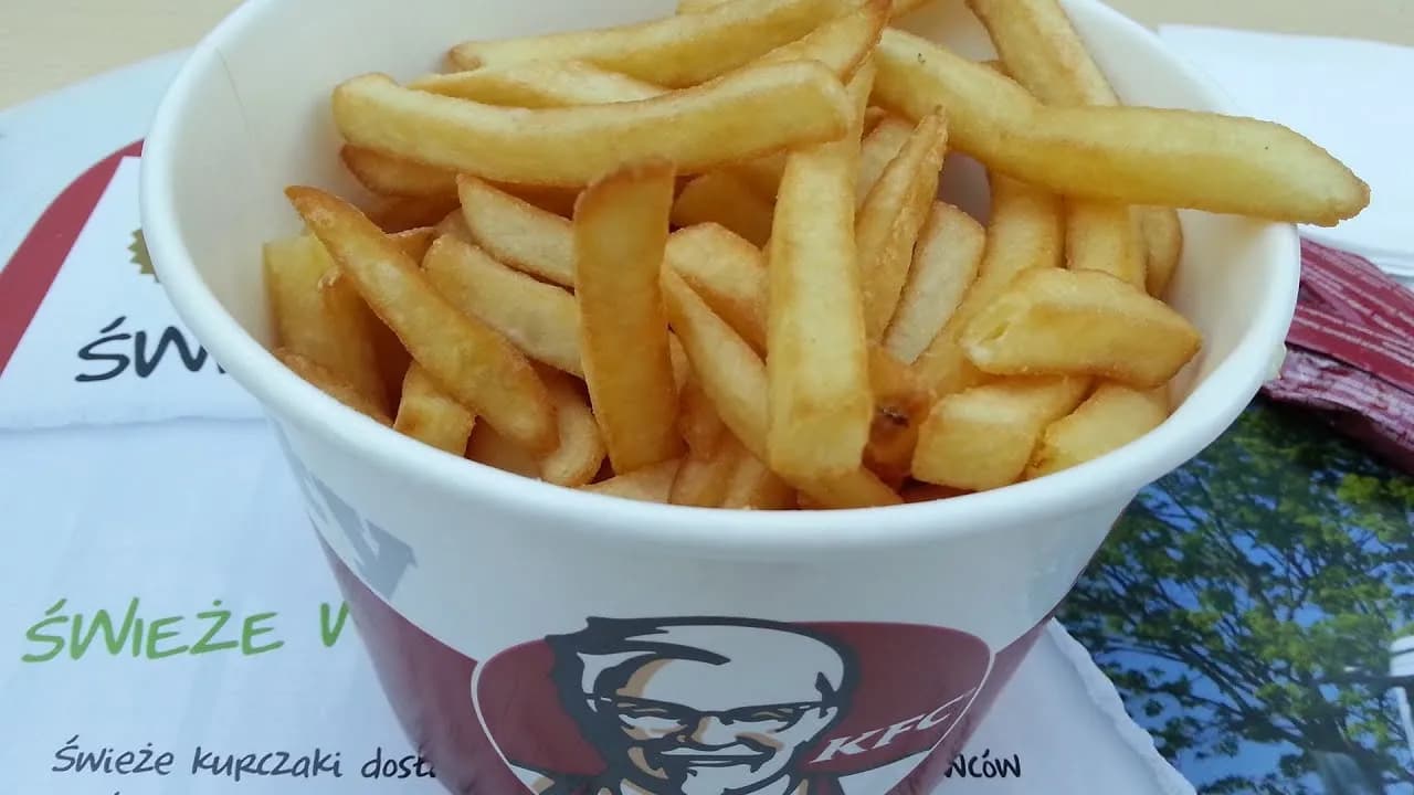 Ile kosztuje kubełek frytek w KFC? Zaskakujące ceny i porady