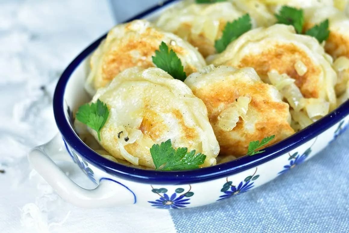 Jakie surówki pasują do pierogów ruskich? Odkryj najlepsze połączenia