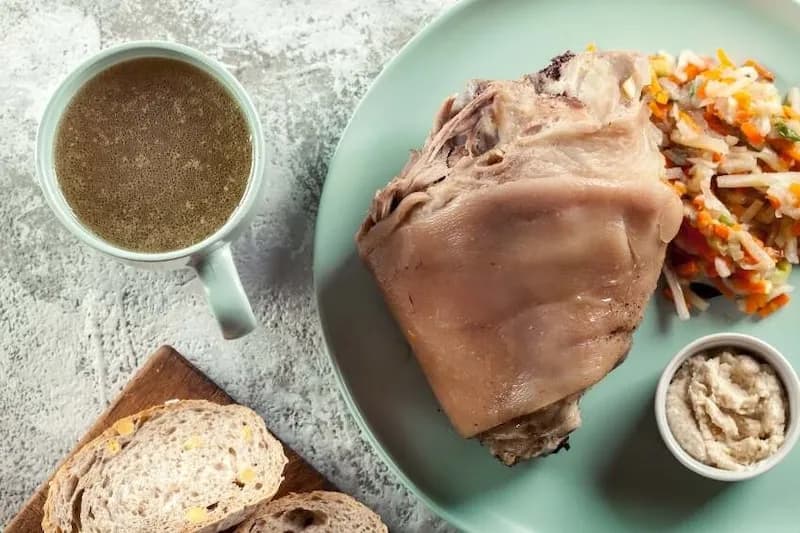 Ile gotować golonki, aby była idealnie miękka i soczysta?