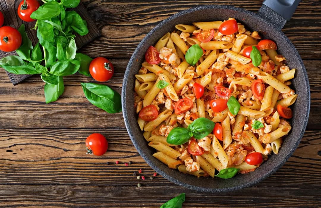 Prosty przepis na penne con pollo – makaron z kurczakiem w 30 minut