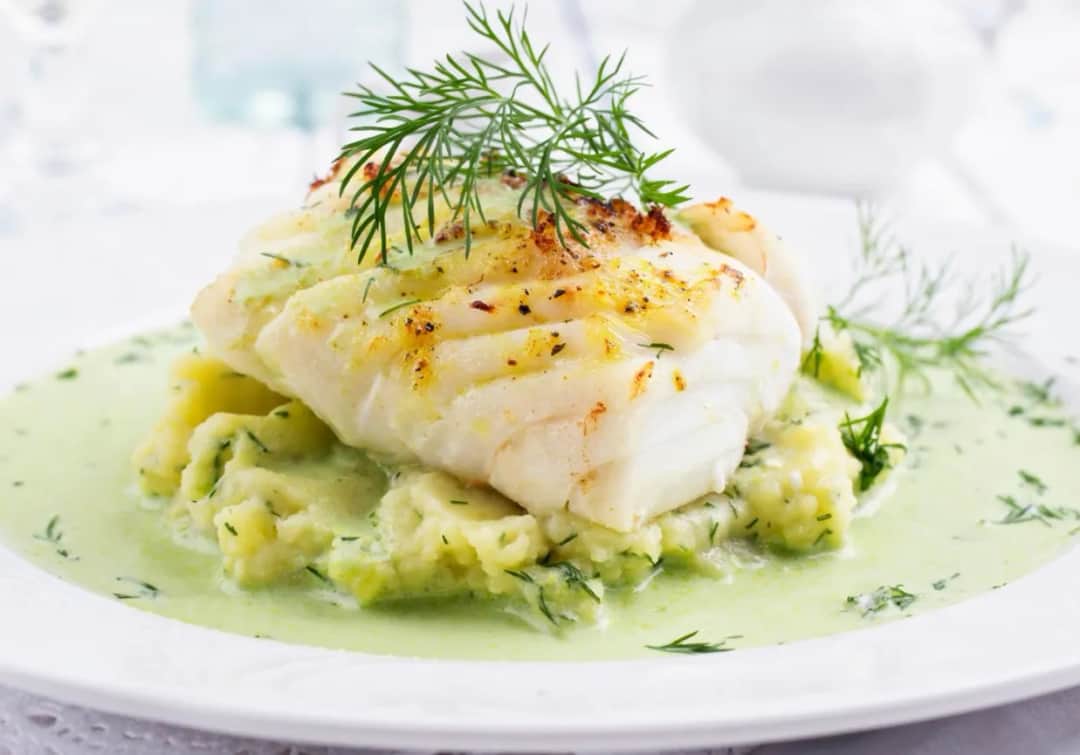 Przepis na mintaja w sosie śmietanowym: Proste i pyszne danie