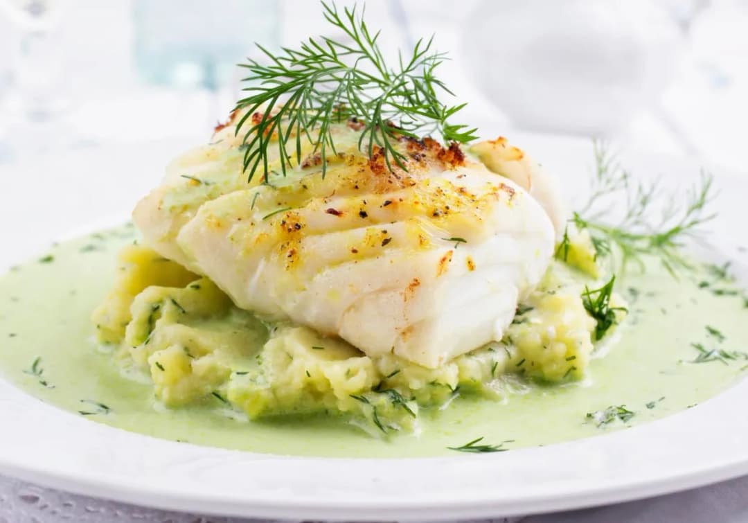 Przepis na mintaja w sosie śmietanowym: Proste i pyszne danie