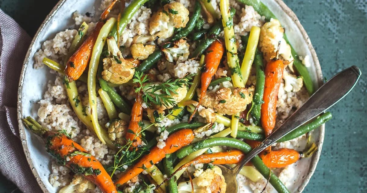 Jaką surówkę do kaszy jęczmiennej wybrać, by zaskoczyć smakiem?