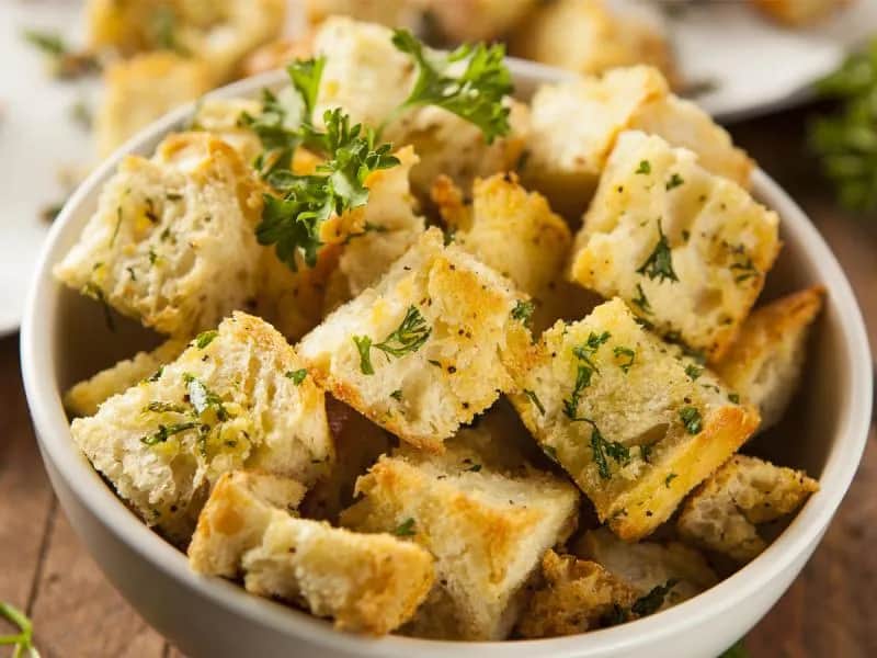 Jak zrobić idealne grzanki do sałatki: 3 proste metody