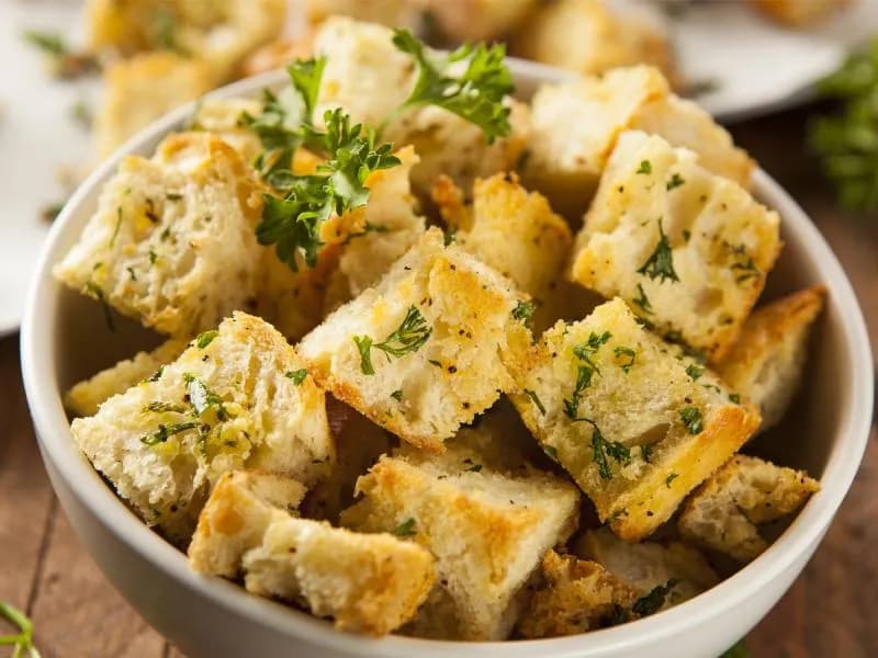 Jak zrobić idealne grzanki do sałatki: 3 proste metody