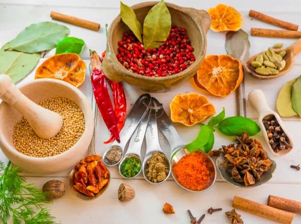 7 zdrowych przypraw, które muszą znaleźć się w twojej kuchni
