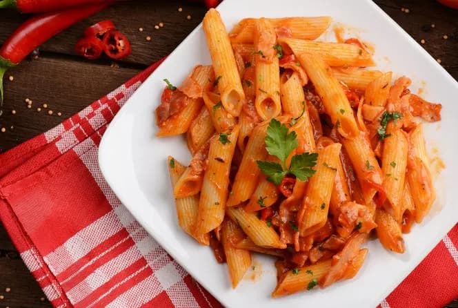 Szybki przepis na makaron penne z pomidorami i pysznymi dodatkami