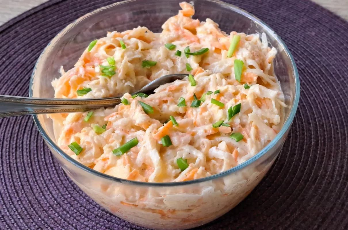 Jak zrobić surówkę z białej rzepy – prosty przepis na zdrową sałatkę