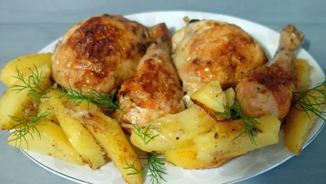 Jak zrobić chrupiące udka z kurczaka na patelni, które zachwycą każdego