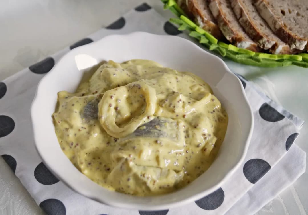 Śledź w sosie musztardowym: Przepis na pyszne polskie danie