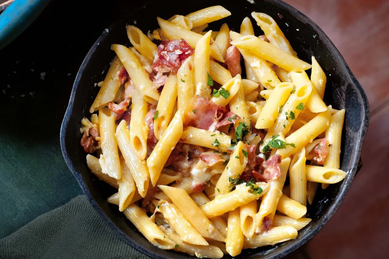 Prosty przepis na penne alla carbonara – jak zrobić idealne włoskie danie w domu