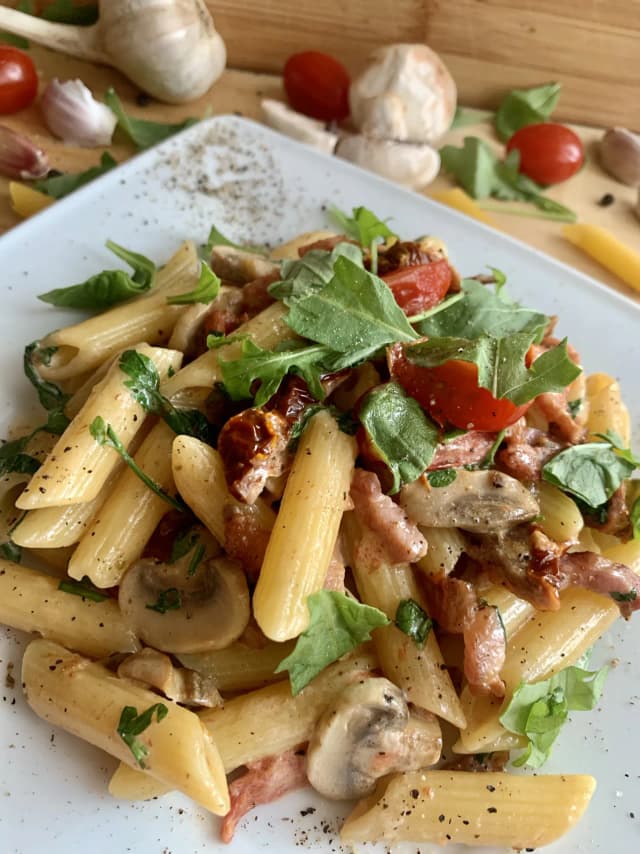 Prosty przepis na makaron penne z boczkiem – smaczne danie w 30 minut