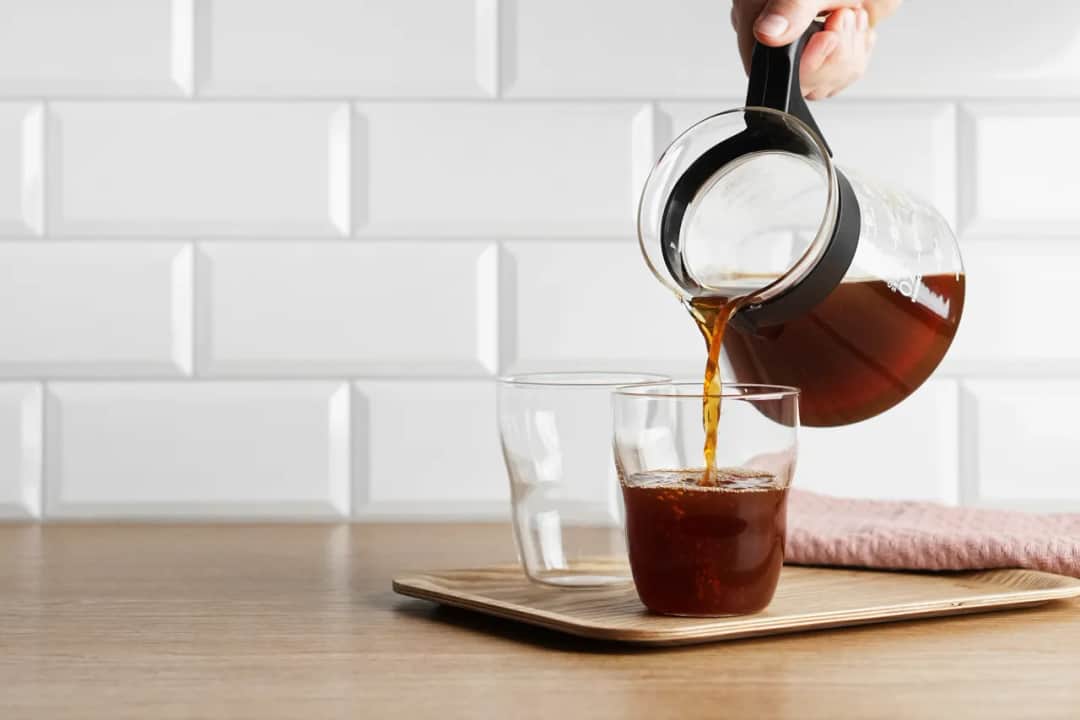 Co bardziej pobudza: kawa czy energetyk? Sprawdź różnice i efekty