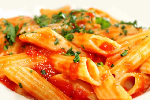 Penne all'arrabbiata: prosty przepis na pikantne danie, które zachwyca