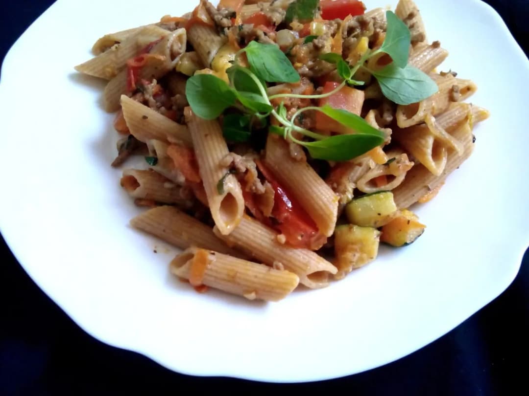 Szybki przepis na makaron penne z mięsem mielonym i warzywami