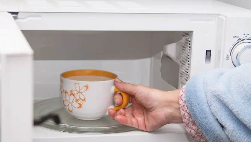 Niebezpieczne sekrety gotowania wody w mikrofali: Unikaj groźnych błędów