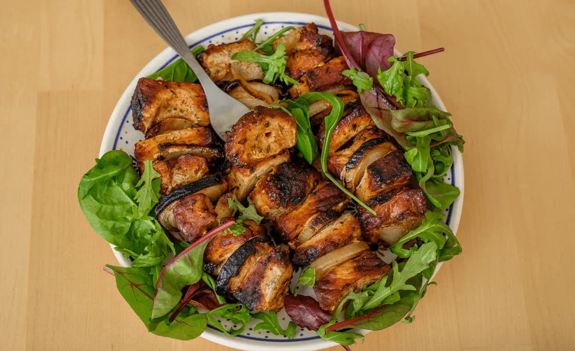 Proste przepisy na kiełbasę szynkową, które zachwycą Twoich gości