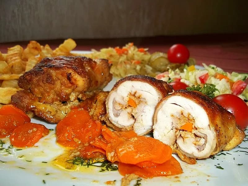 Co zrobić z ugotowanych udek kurczaka? 10 pysznych pomysłów na dania