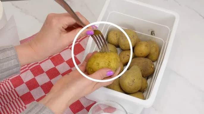 Jak podgrzać ziemniaki w mikrofali bez wysuszenia? Szybki i prosty sposób