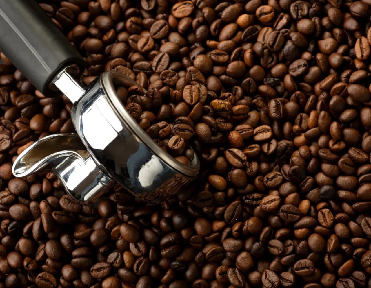 Jak długo parzyć kawę, by uniknąć gorzkiego smaku i cieszyć się idealnym aromatem?