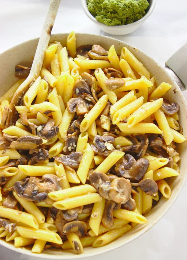 Pyszny makaron penne z pieczarkami - łatwe przepisy na obiad