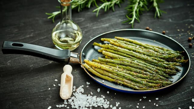 Jak przygotować szparagi na patelni - proste triki i smaki, które zaskoczą